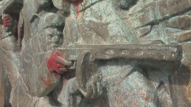 Паметникът на Съветската армия в центъра на Бургас осъмна изрисуван