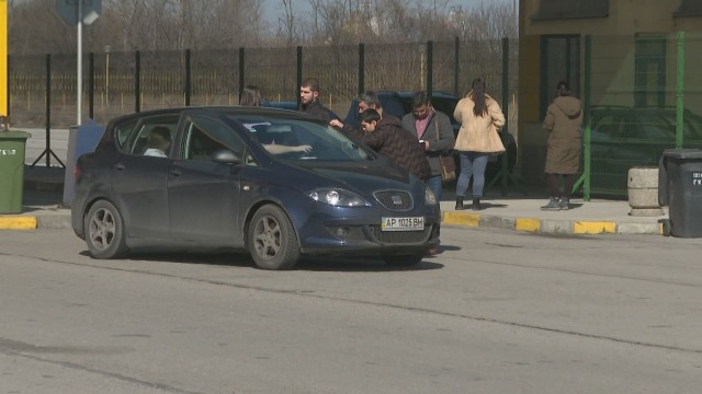 По информация на bTV десетки автомобили с украинци са влезли
