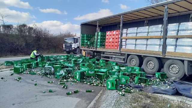 Камион с бира разсипа част от товара си Инцидентът се