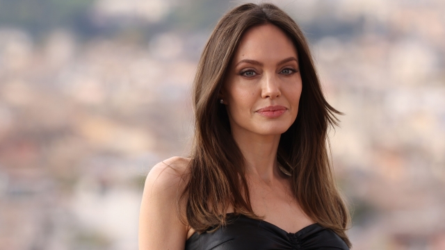 Актрисата Анджелина Джоли е сред най известните знаменитости ангажирани с благотворителна