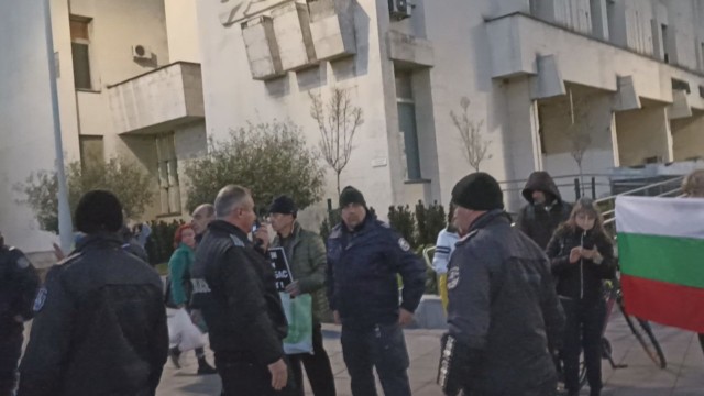 Сблъсъци на мирния протест в Пловдив между украински граждани осъждащи