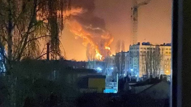 Голямата нефтобаза във Васильков недалеч от Киев е била ударена