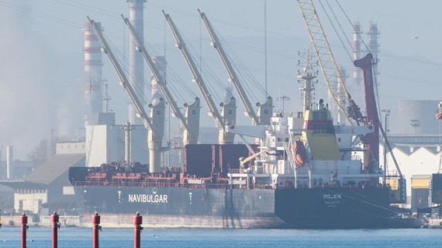 Два товарни кораба с български екипажи са блокирани в пристанища