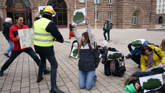 Граждани се събраха пред сградата на президентството на Дондуков 2
