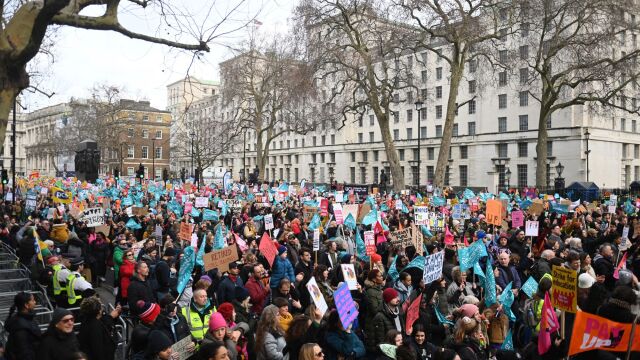 Най голямата стачка от повече от десетилетие насам блокира Великобритания Служителите в