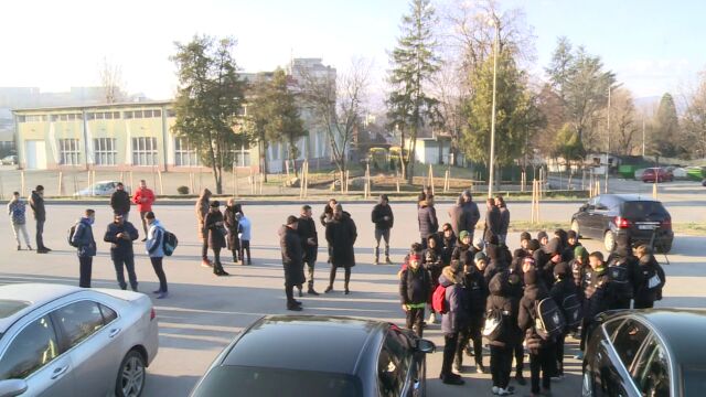 Недоволство заради затворена спортна база в Благоевград. Залите на местния