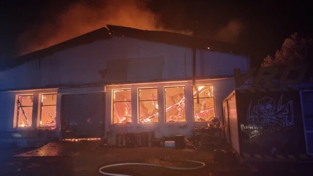 Пожар пламна в района на складова база Вромос по пътя