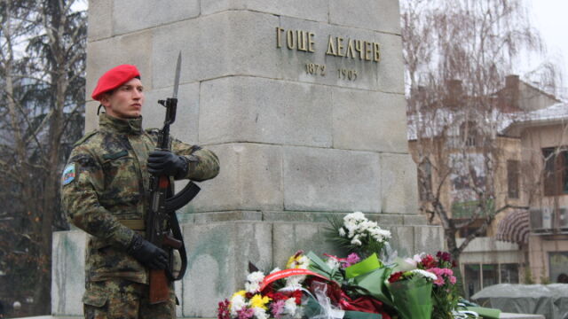 Граждани и политици се поклониха пред паметника на Гоце Делчев
