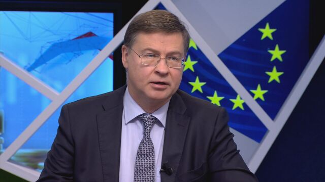 Валдис Домбровскис е латвийски политик от върховете на евроинституциите. От