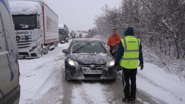 Първият сериозен снеговалеж доведе до катастрофи закъсали коли пътни блокади