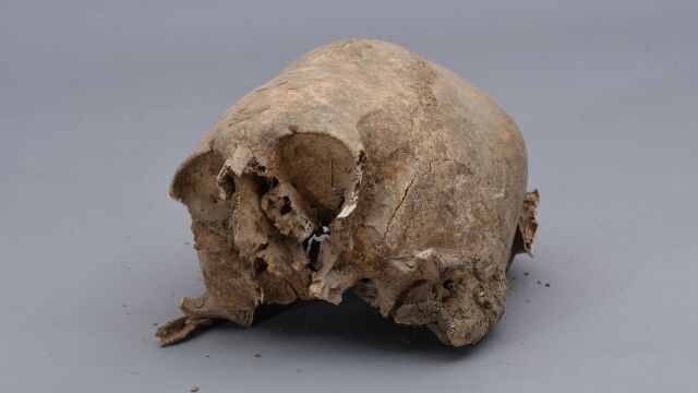 Неизвестни върнаха изчезналия череп от гробницата в източния некропол на