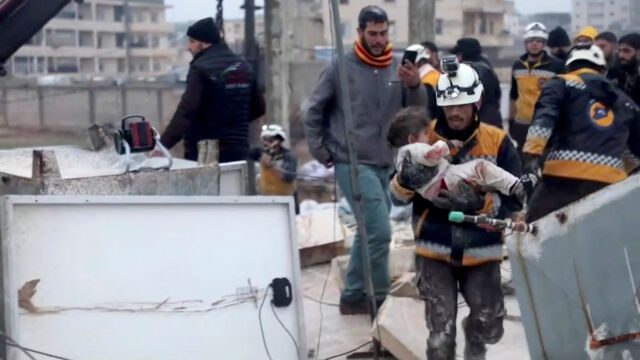 Малко дете беше извадено от развалините в сирийския град Азаз