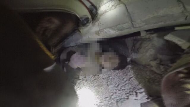 Спасителите в Сирия извадиха живо малко момче затрупано под развалините