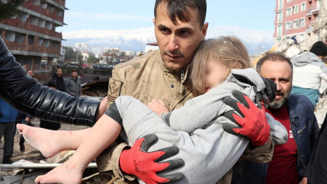 Бебета и след часове под руините в Турция след разрушителното