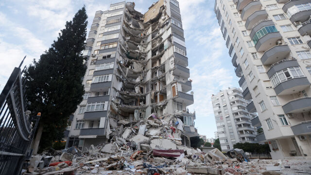 Близо 6000 сгради в Турция са сринати до основи след