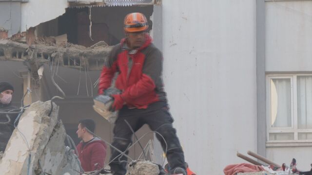 Разчистването на срутените сгради в Адана продължава а екипите търсят