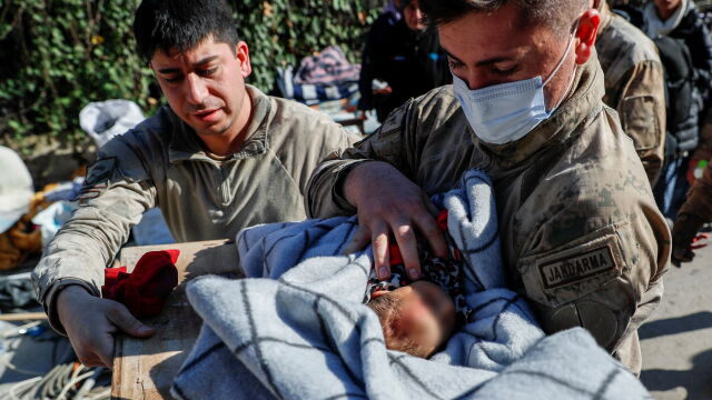 Бебе на 20 дни оцеля при разрушителното земетресение в Турция