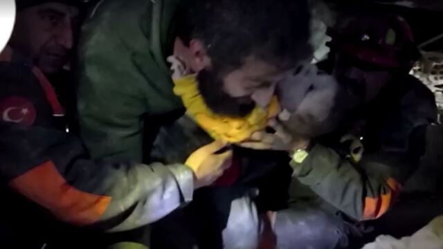 Турски спасители откриха живо бебе по развалините в турската провинция
