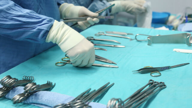 Хирурзи в Бразилия забравиха на 46 годишния политик Клейтън Зената съобщава