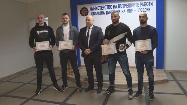 Полицията в Пловдив награди младежите които задържаха рецидивист след извършен