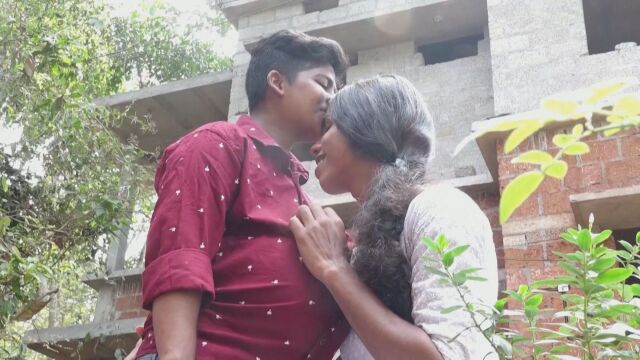 Индийска транссексуална двойка посрещна първото си дете За да бъде