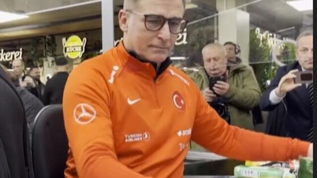 Голмайстор на Бундеслигата стана касиер в супермаркет (ВИДЕО)