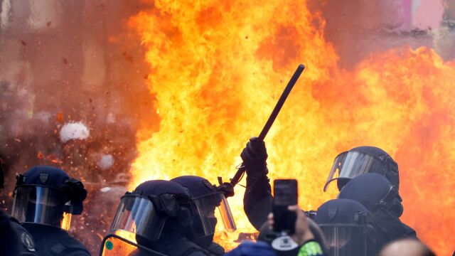 Безредици на протестите срещу пенсионната реформа във Франция Пожар бе