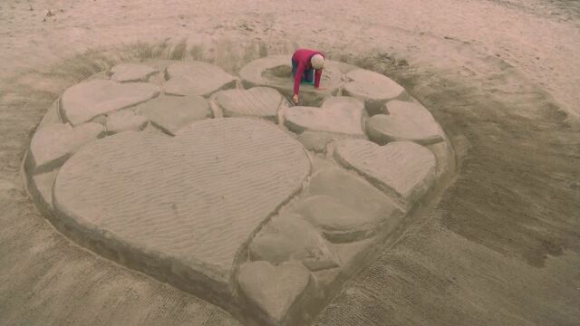 Композиция от 14 сърца от пясък бе създадена на плажа