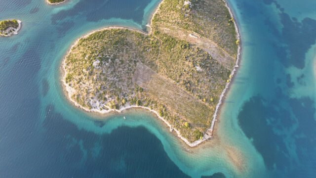 Част от уникалното адриатическо островче във формата на сърце в
