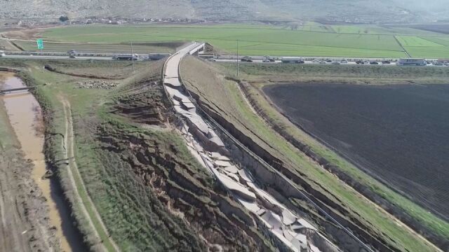 показват огромните пукнатини по магистрала в турския град Кахраманмараш Част