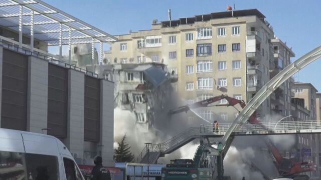 Кадри запечатаха рухването на сграда засегната от докато работници