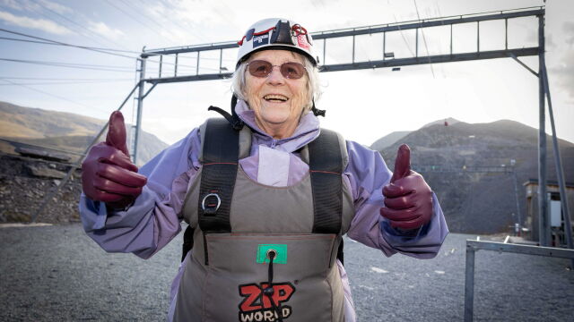 85 годишната Сали Уебстър се пусна на най бързия зиплайн в света