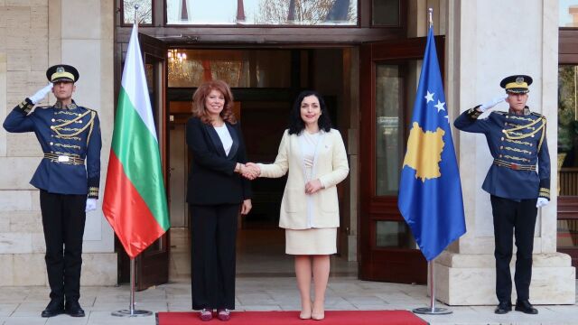 Вицепрезидентът Илияна Йотова която е на официално посещение в Косово
