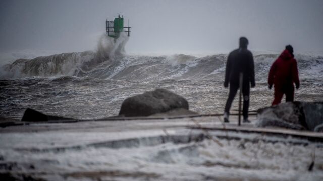 Буря над Северно море стана причина за отменянето на десетки