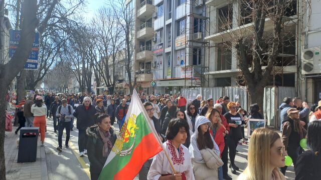 Стотици жители на Сандански излязоха на протест в защита на