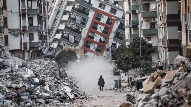 Десетки хиляди души загинаха при опустошителни земетресения на 6 февруари