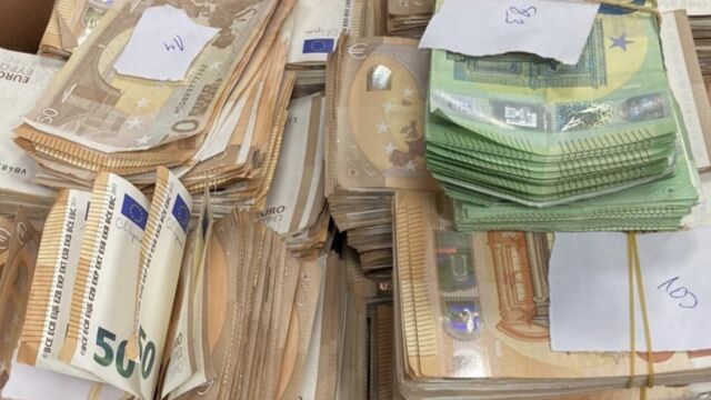 Митническите служители на пункта в Малко Търново откриха недекларирана валута
