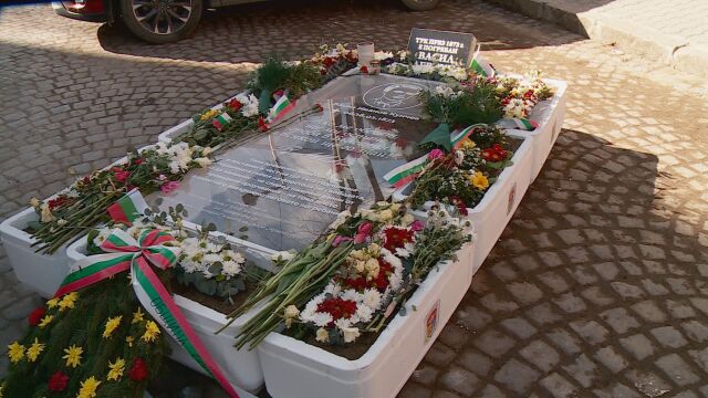 Временен знак на софийска улица показва предполагаем гроб на Васил