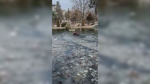 Осемгодишно дете е спасено след като падна в ледено езеро
