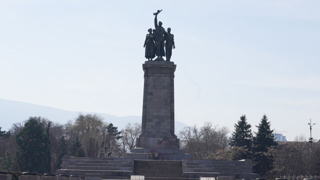 Атака срещу Паметника на съветската армия: Четирима задържани и политически реакции (ОБЗОР)