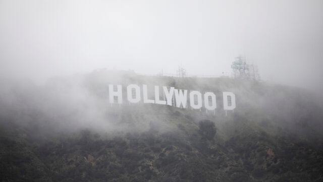 Необичайна снежна буря в Лос Анджелис Около емблематичния надпис Холивуд