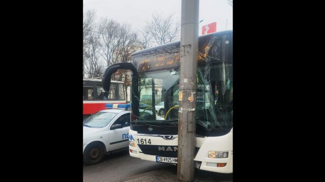 Автобус на градския транспорт в София се удари в стълб