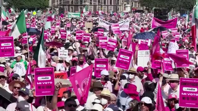 Хиляди се събраха на протести в цяло Мексико в неделя