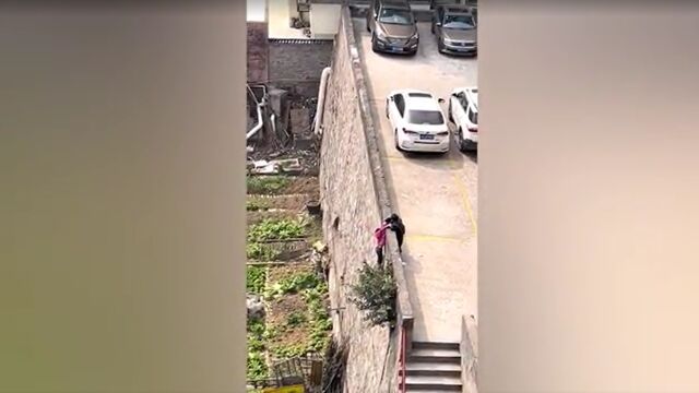 Две деца момиче от падане от висока стена съобщава Ройтерс Те