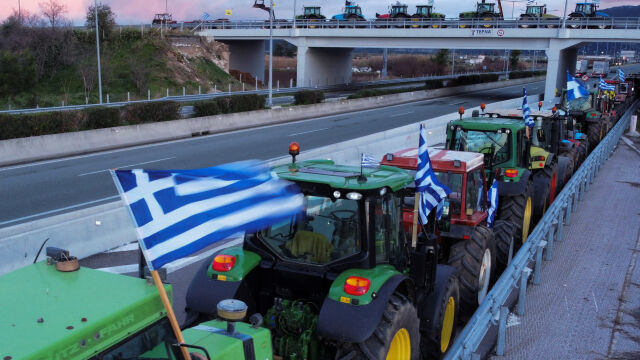 Гръцките фермери излязоха на протест Те блокират централни артерии за