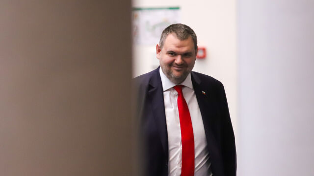 Председателят на парламентарната група на ДПС Делян Пеевски иска незабавното