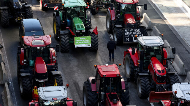 Продължават протестите на фермери в много страни на Европа Стотици