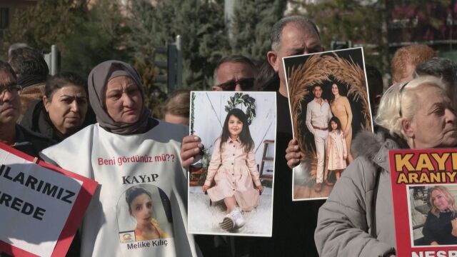 Семейства в южна Турция продължават да търсят близките си които