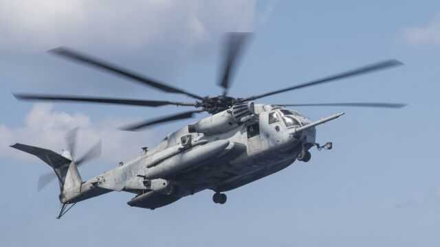 Спасителни екипи издирват хеликоптер на американската морска пехота който е
