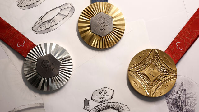 "Да вземат частица от нас": Олимпийските медали са направени с парченца от Айфеловата кула (ВИДЕО)